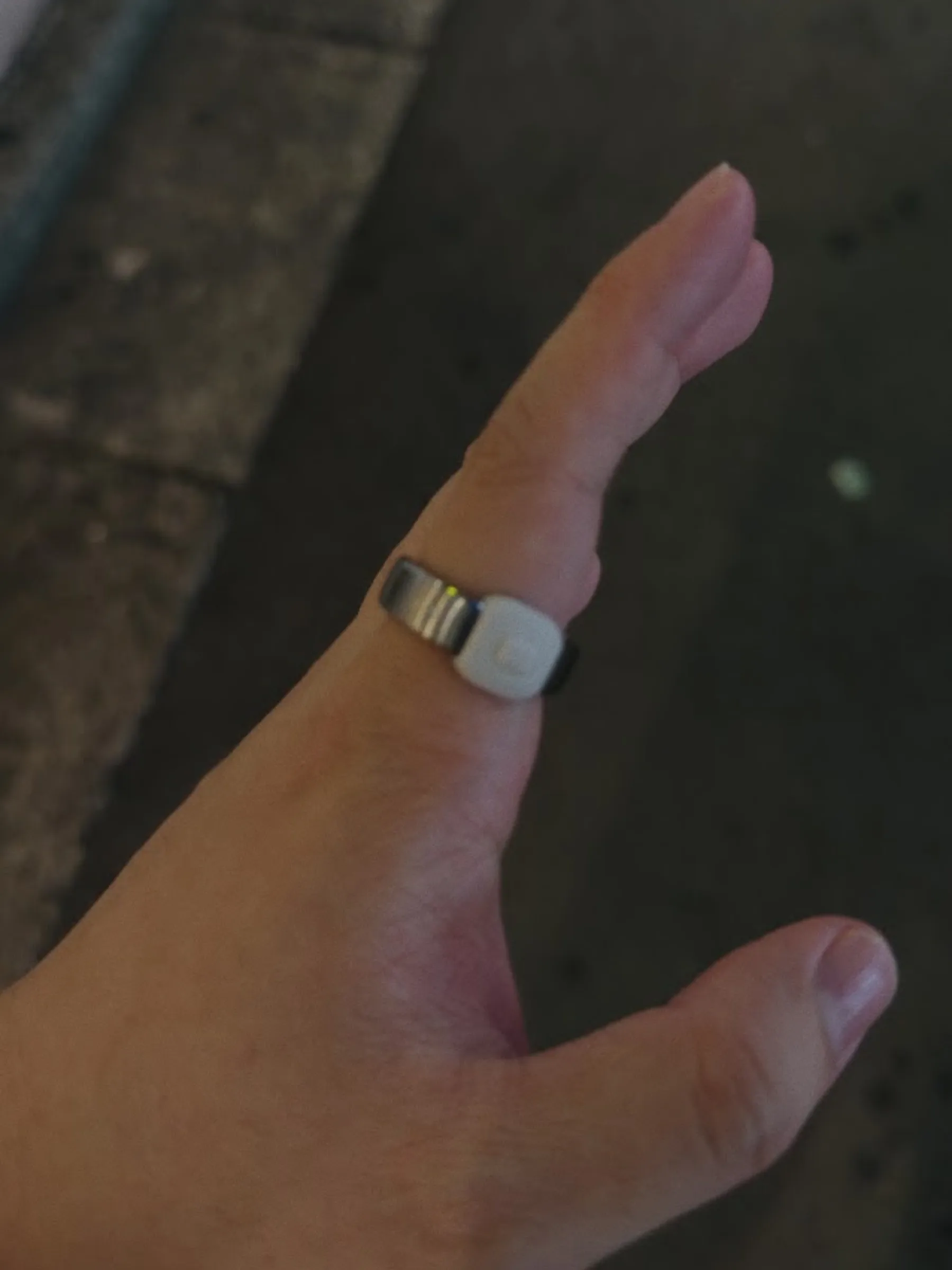 指にはめたPebble