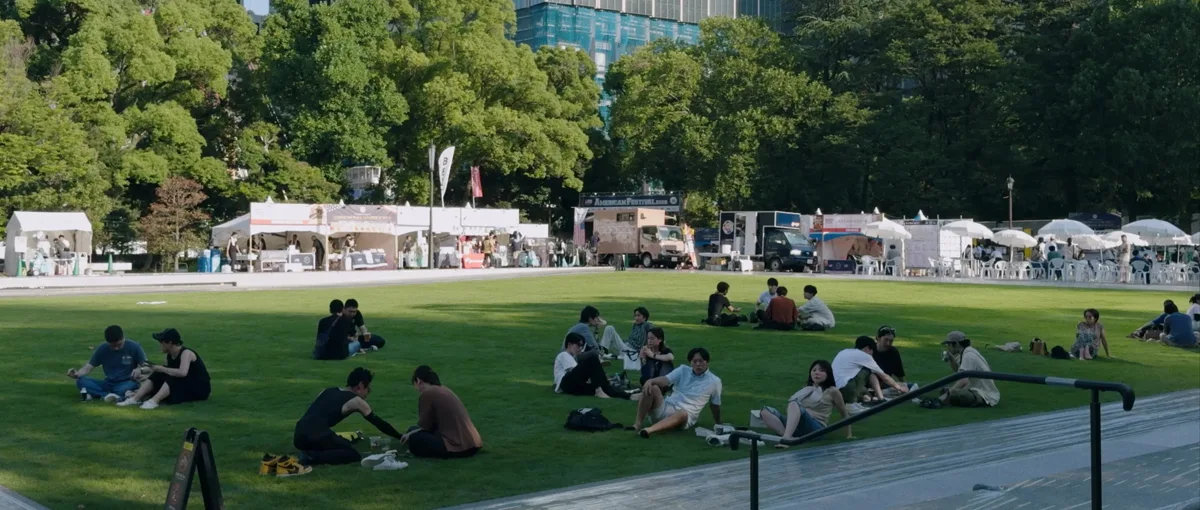 American Meat Showcase 2026の会場、芝生に人が座っている様子