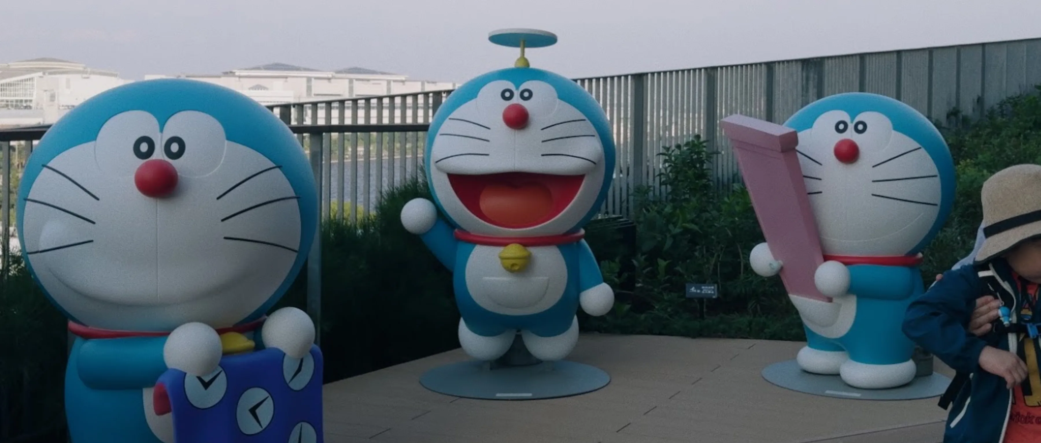 水辺に並ぶドラえもんたち