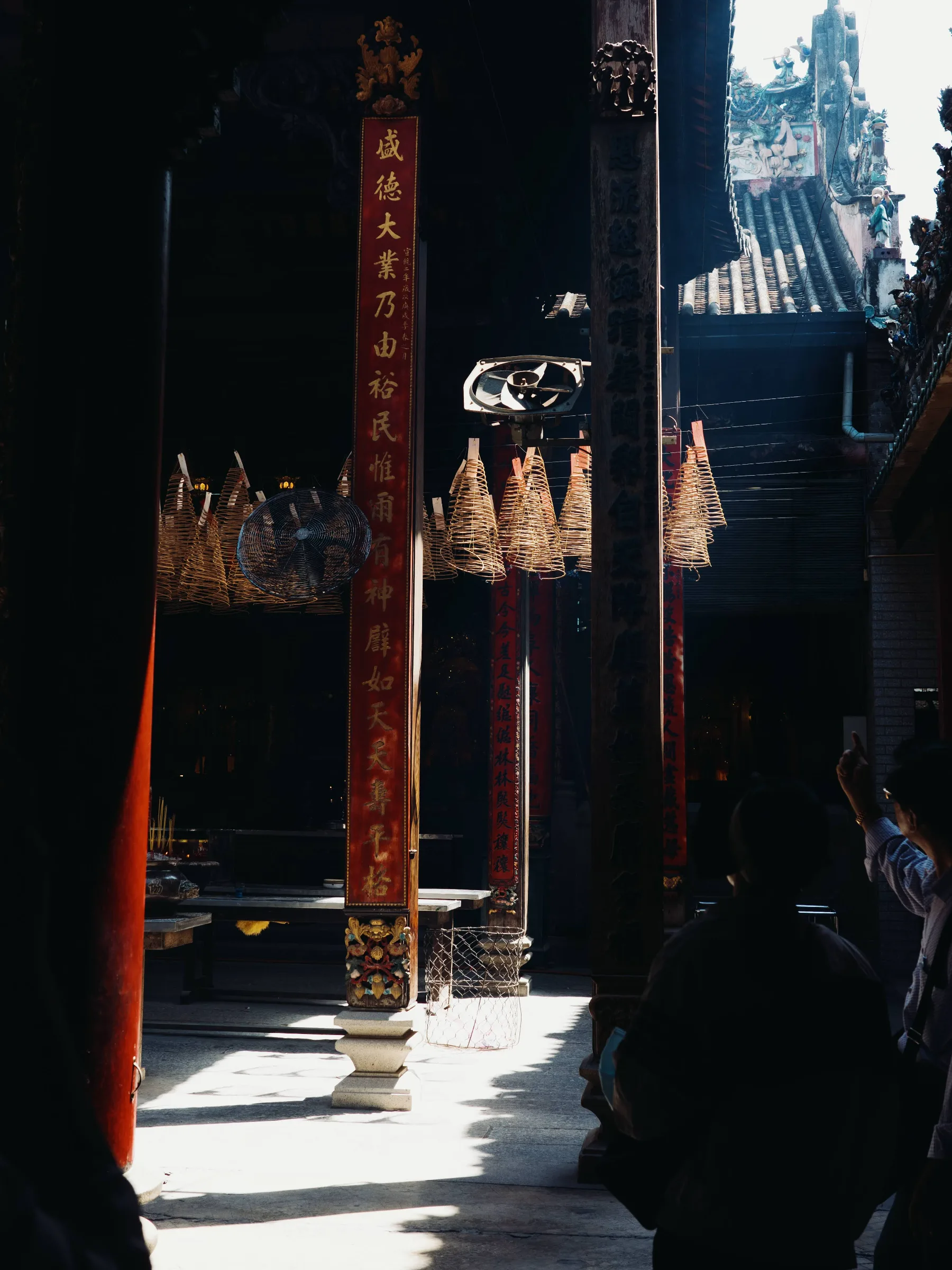 ENTRANCE / WORSHIPPERS