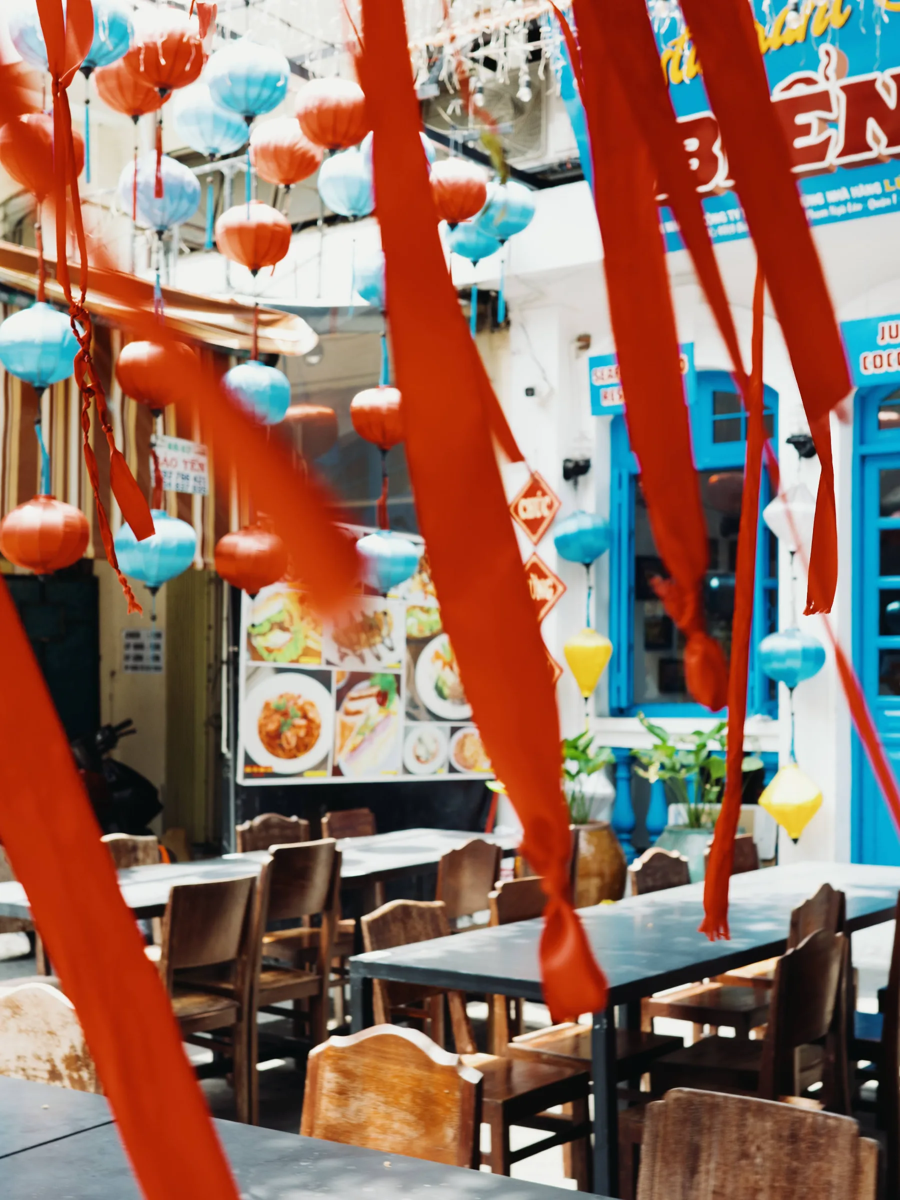LANTERNS / RED STREAMERS