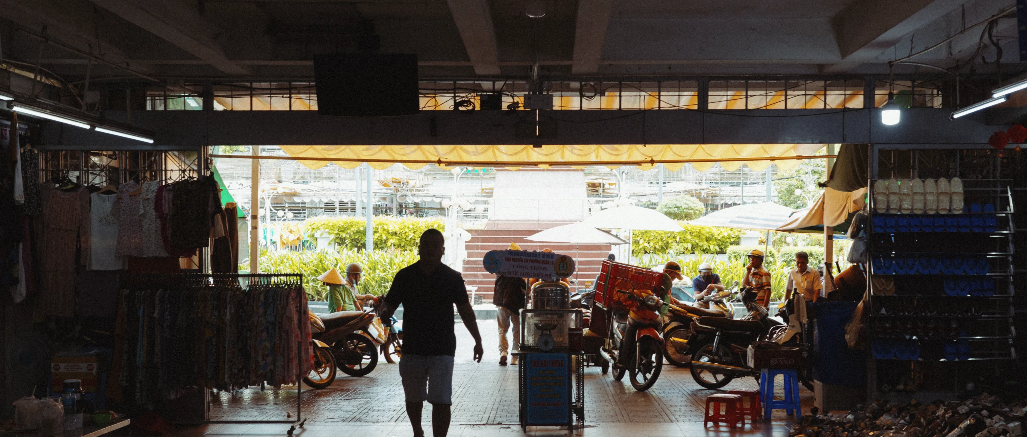 MARKET HALL / EXIT